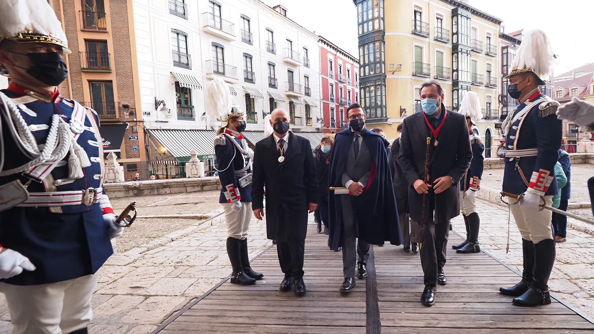 Pregón de la Semana Santa de Valladolid de 2022, a cargo del historiador vallisoletano Javier Burrieza. En la imagen entrando en la catedral junto a Óscar Puente