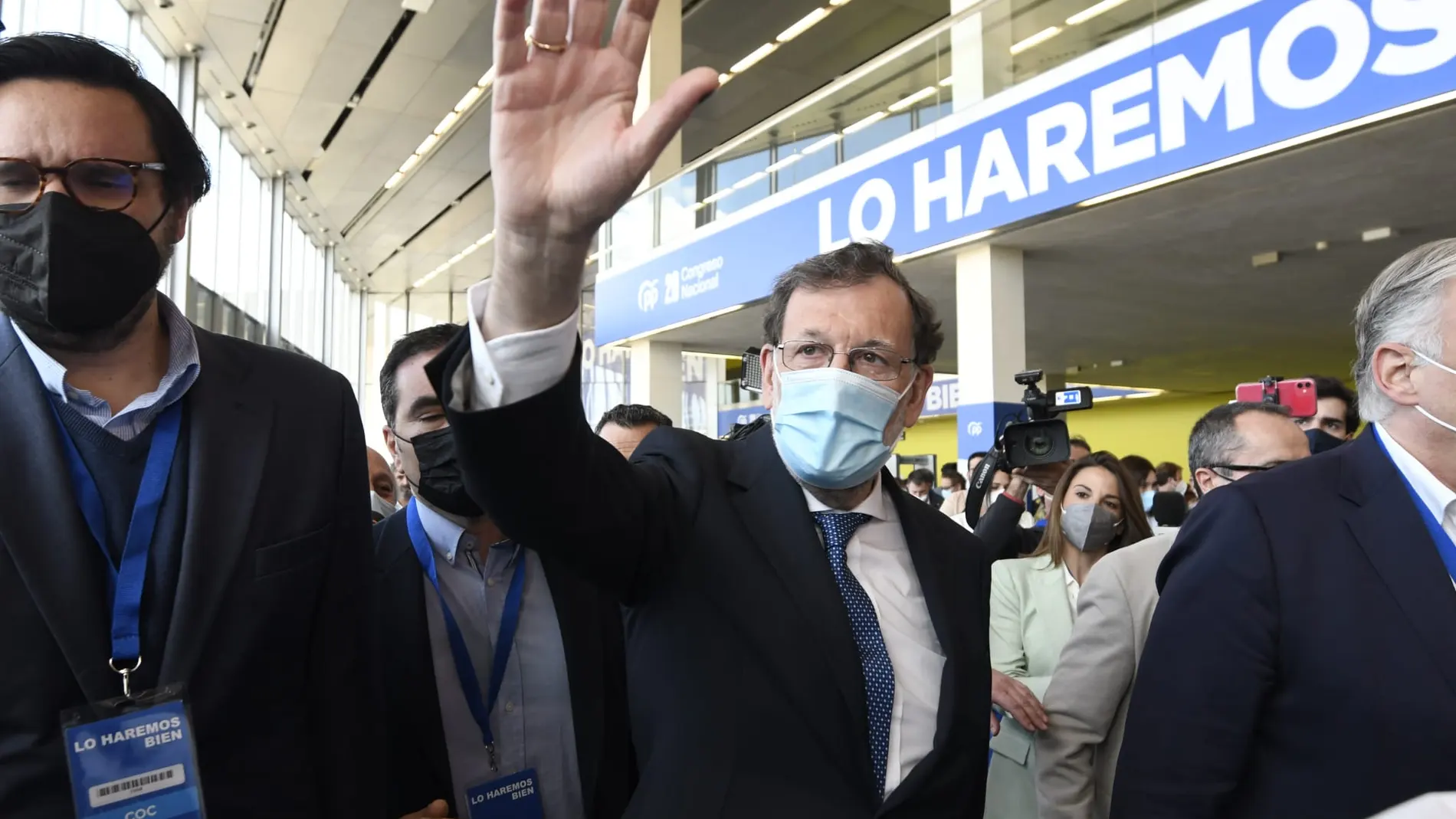 Mariano Rajoy entró al ritmo de "Peope have the power"
