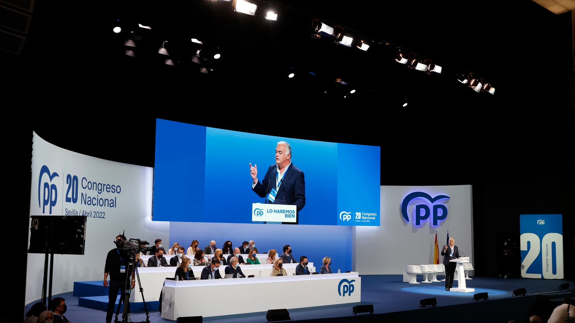 El presidente del Comité Organizador del Congreso, Esteban González Pons interviene en el XX Congreso Nacional del partido en Sevilla. EFE/ Julio Muñoz