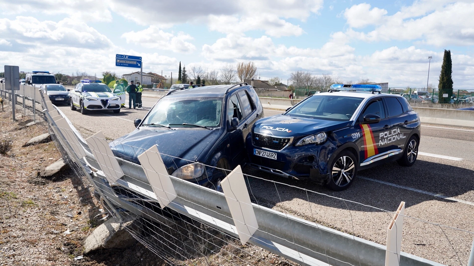 Accidente de un vehículo tras una persecución policial en la carretera de Segovia