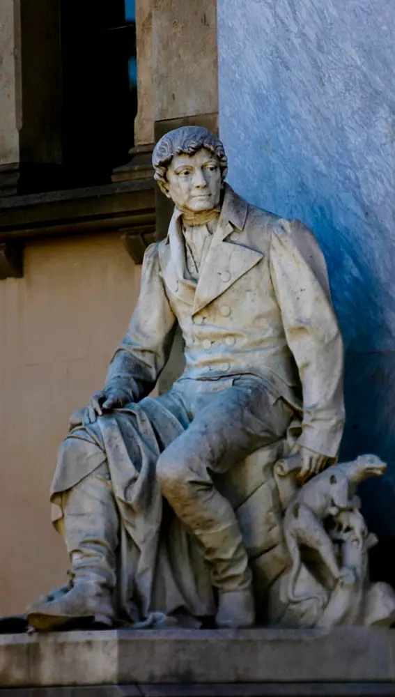 Estatua de Félix Azara, situada en el pueblo oscense de Barbuñales | Fuente: Dominio Público