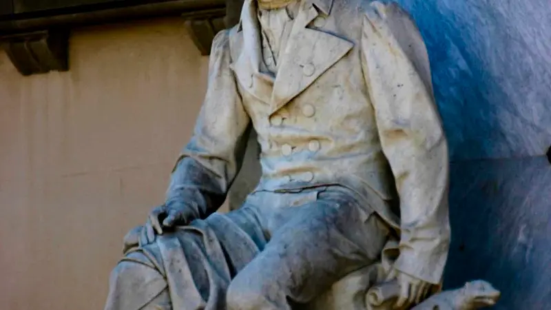 Estatua de Félix Azara, situada en el pueblo oscense de Barbuñales | Fuente: Dominio Público