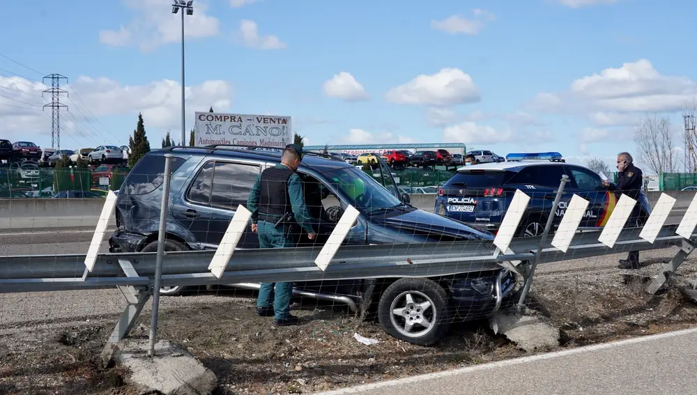 Accidente de un vehículo tras una persecución policial en la carretera de Segovia