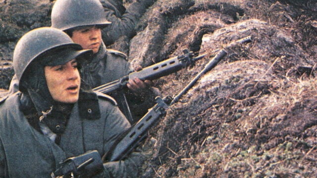 Soldados argentinos en una trinchera de las Malvinas; eran reclutas muy jóvenes y mal preparados