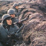 Soldados argentinos en una trinchera de las Malvinas; eran reclutas muy jóvenes y mal preparados