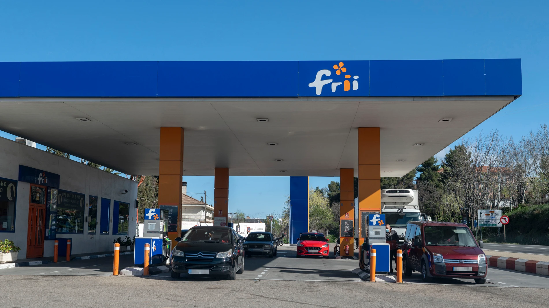 Varios coches repostan en una gasolinera en Mejorada del Campo (Madrid)