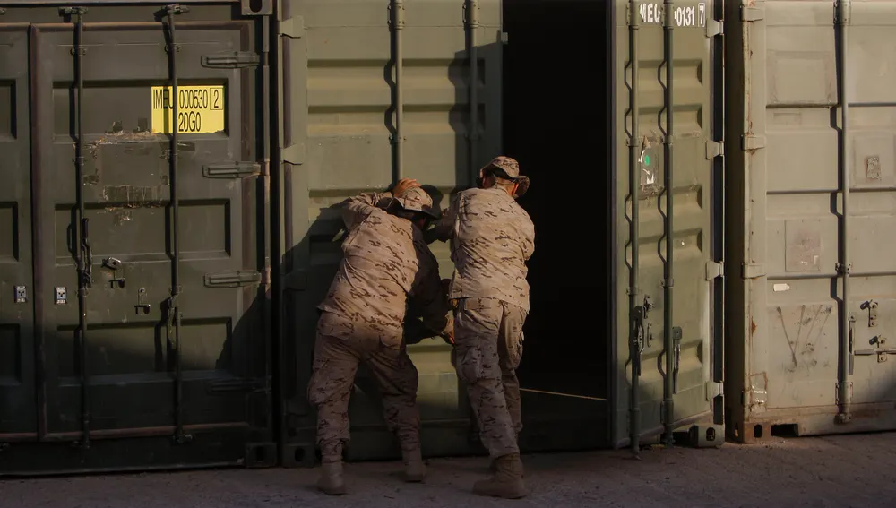Dos militares cierran un contenedor en Qala i Naw durante el repliegue de las tropas españolas de Afganistán