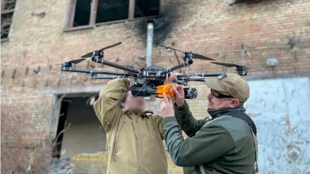 Soldados ucranianos manejando un dron antes de su despegue