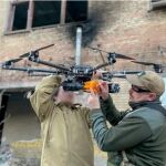 Soldados ucranianos manejando un dron antes de su despegue