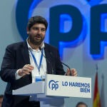 El presidente de Murcia, Fernando López Miras, en el Palacio de Congresos y Exposiciones de Sevilla (FIBES) para participar en el XX Congreso extraordinario del PP