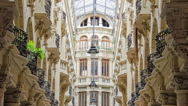 El pasaje de Lodares es una de las tres galerías modernistas existentes en España