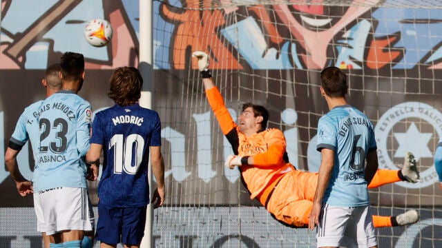 Courtois hace una parada a Aspas durante el Celta-Real Madrid
