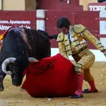 ALMENDRALEJO (BADAJOZ), 02/04/2022.- El diestro Morante de la Puebla en la lidia de su segundo toro, de la ganadería de Núñez del Cuvillo, corrida extraordinaria de primavera que se celebra este sábado en la plaza de toros de Almendralejo. EFE/ Jero Morales