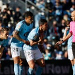 El delantero del Celta, Nolito, protesta al colegiado González Fuertes el penalti concedido a favor del Real Madrid en el partido de LaLiga