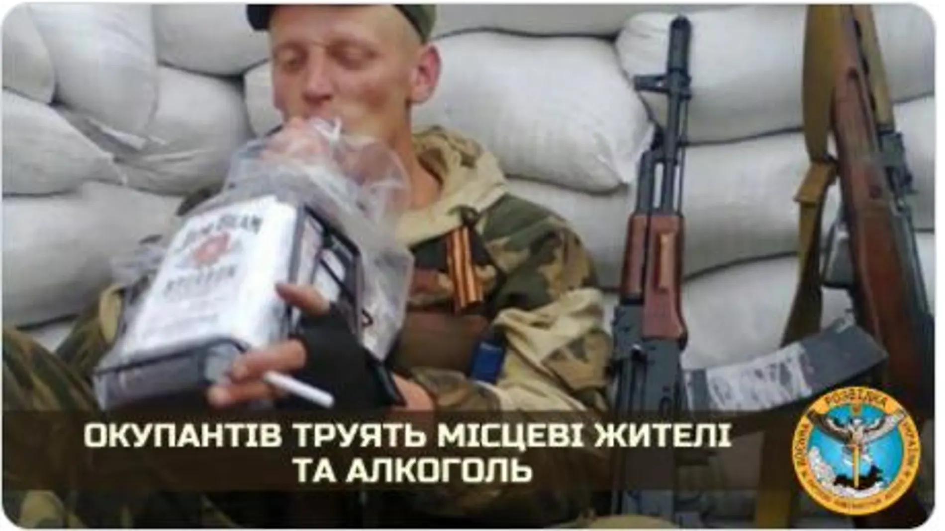 Imagen de soldado ruso bebiendo un producto alcohólico, distribuida por el Servicio de Inteligencia ucraniano