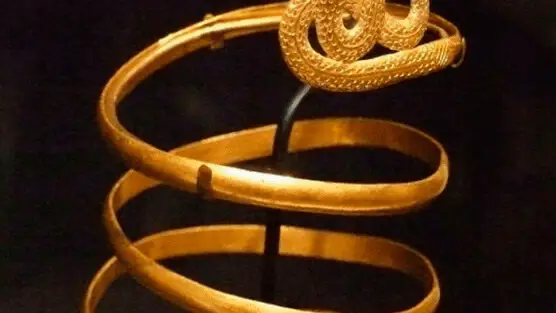 Brazalete romano de oro en forma de serpiente que se enrosca en el brazo, y con un precioso repujado en la cabeza.