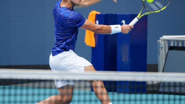 Carlos Alcaraz en uno de los puntos que ganó en la final de Miami ante Casper Ruud