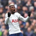 Emerson Royal con el Tottenham.