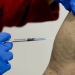 Un hombre de 87 años se vacuna en Alemania contra el covid-19