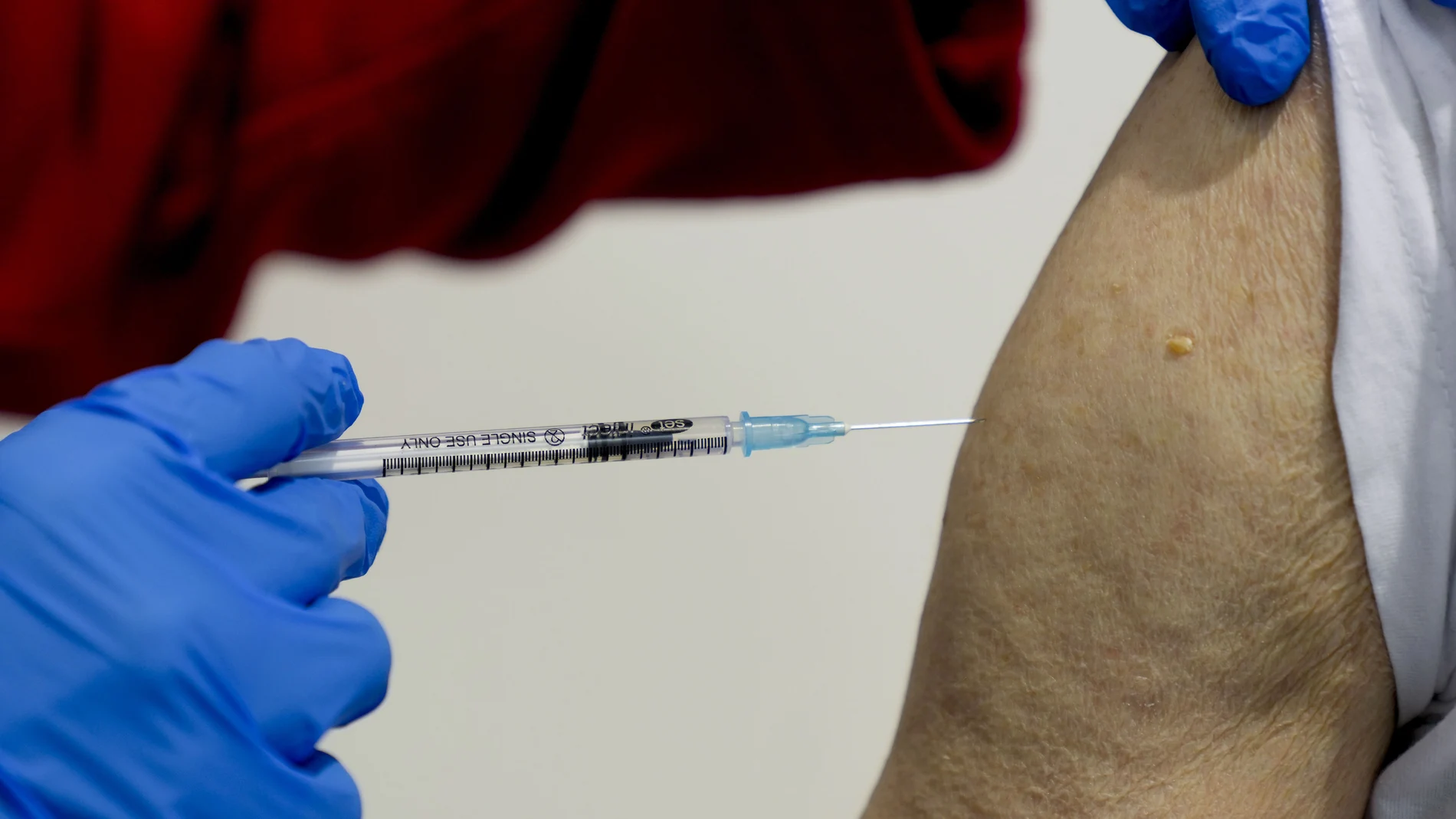 Un hombre de 87 años se vacuna en Alemania contra el covid-19