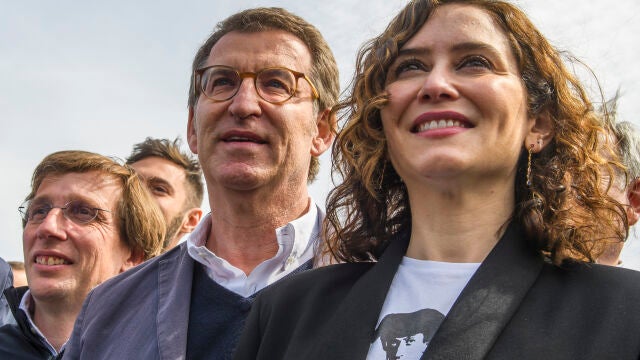 La presidenta Ayuso, con la camiseta de Manolete, junto a Feijóo y Almeida, en Sevilla