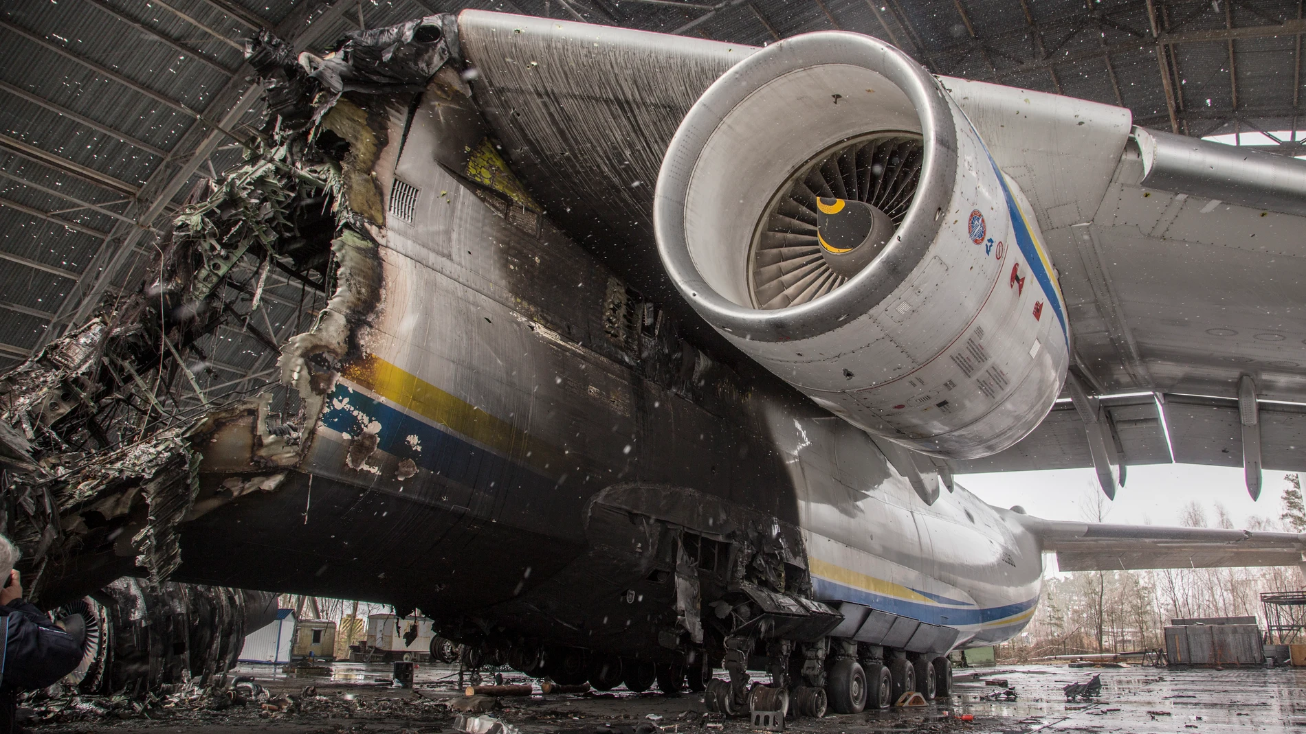 Vista que muestra el avión Antonov An-225 Mriya 'Dream' destruido tras el bombardeo del aeródromo de Gostomel
