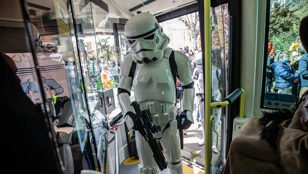 Soldados del imperio, tomando el autobús