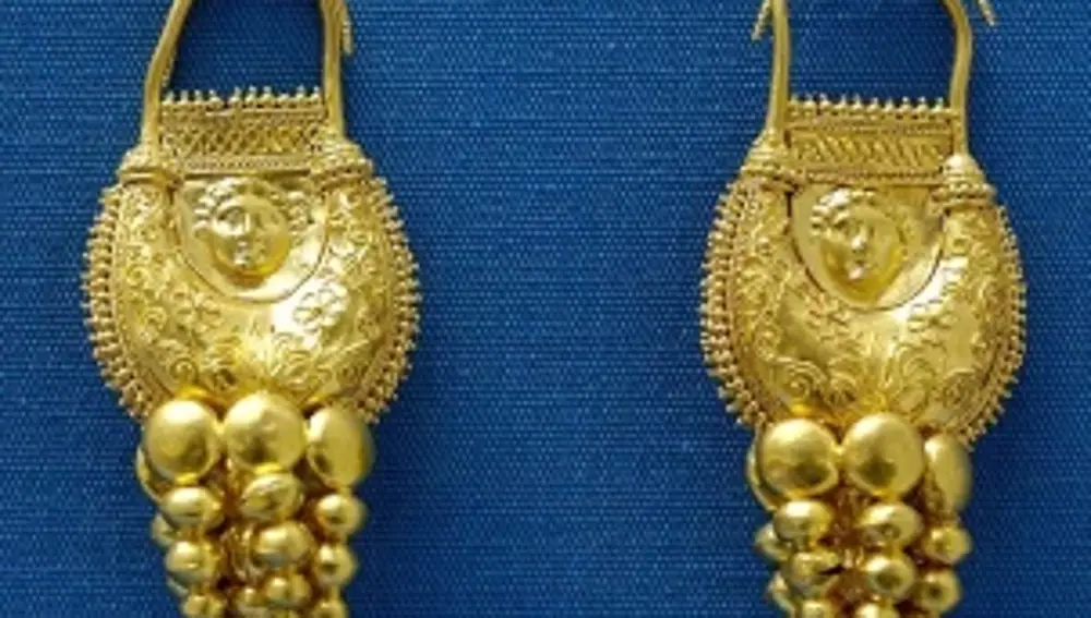 Pendientes de la Antigua Grecia realizados en oro, con maravillosos detalles; filigranas y ricos y elegantes repujados.