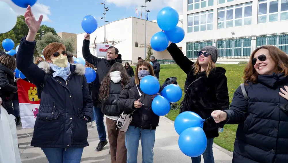 La Asociación de Escuelas Infantiles Privadas de Castilla y León (Epiprycy) se concentra para protestar por la creación de aulas gratuitas de dos años en los colegios