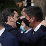 El presidente de la Junta de Andalucía, Juanma Moreno, abraza a el vicepresidente de la Junta, Juan Márín, en el Parque Cementerio de Málaga