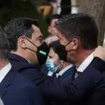 El presidente de la Junta de Andalucía, Juanma Moreno, abraza a el vicepresidente de la Junta, Juan Márín, en el Parque Cementerio de Málaga