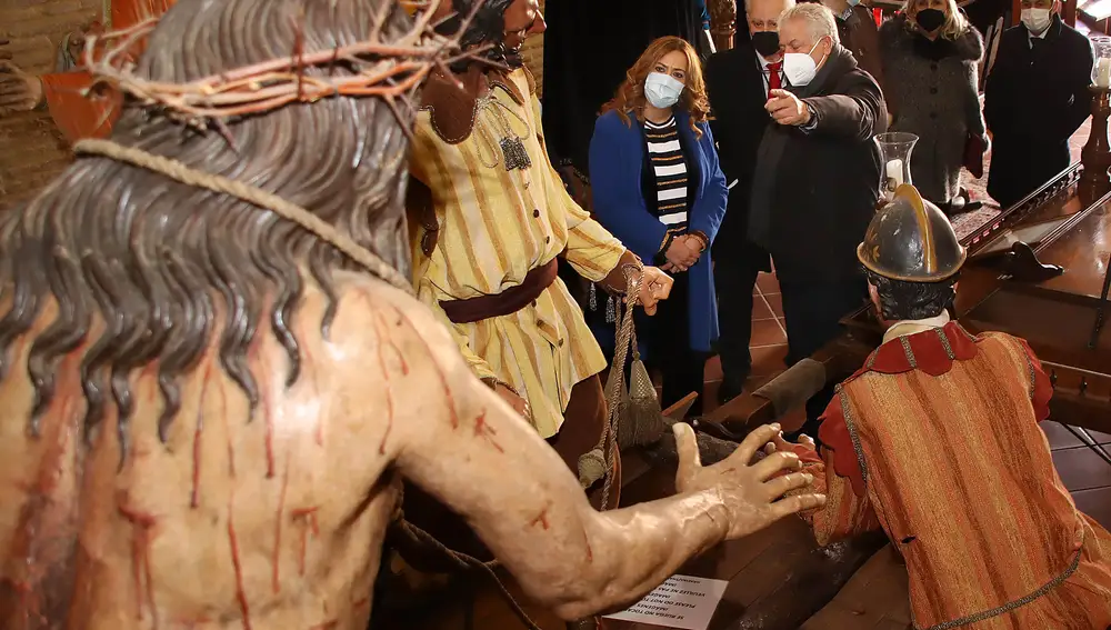 La delegada del Gobierno en Castilla y León, Virginia Barcones, asiste a la Subasta de los Pasos de Sahagún con el apoderado Leandro Álvarez y la alcaldesa Paula Conde