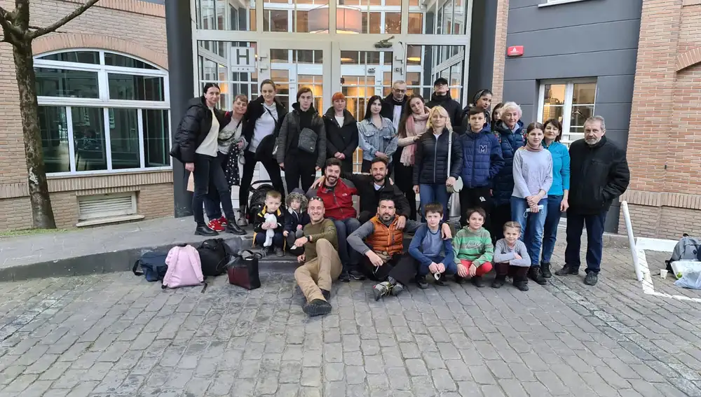 Algunos de los refugiados recogidos en Polonia junto a varios agentes