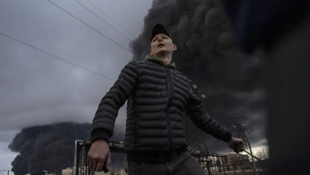 Un hombre huye del humo después del bombardeo en Odesa