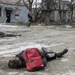 Cadáveres de civiles muertos en Mariupol, al sur de Ucrania