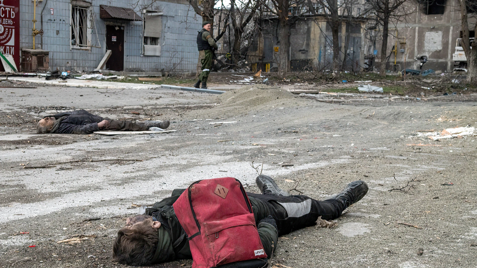 Cadáveres de civiles muertos en Mariupol, al sur de Ucrania