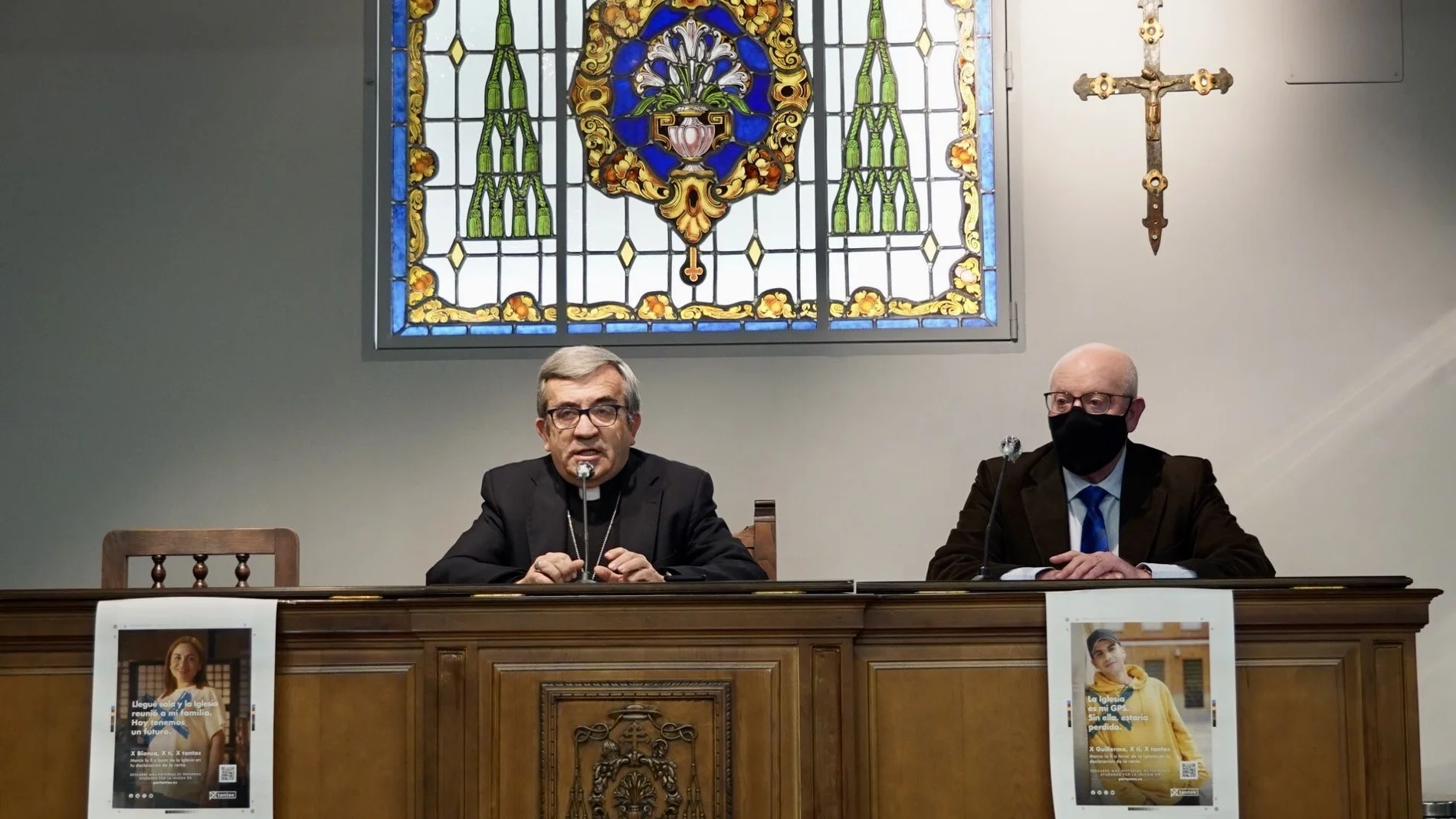 El obispo auxiliar de Valladolid, Luis Argüello, y el economista José María Conde, informan en rueda de prensa sobre la campaña de la renta XTantos y sobre los datos económicos de la Iglesia de Valladolid