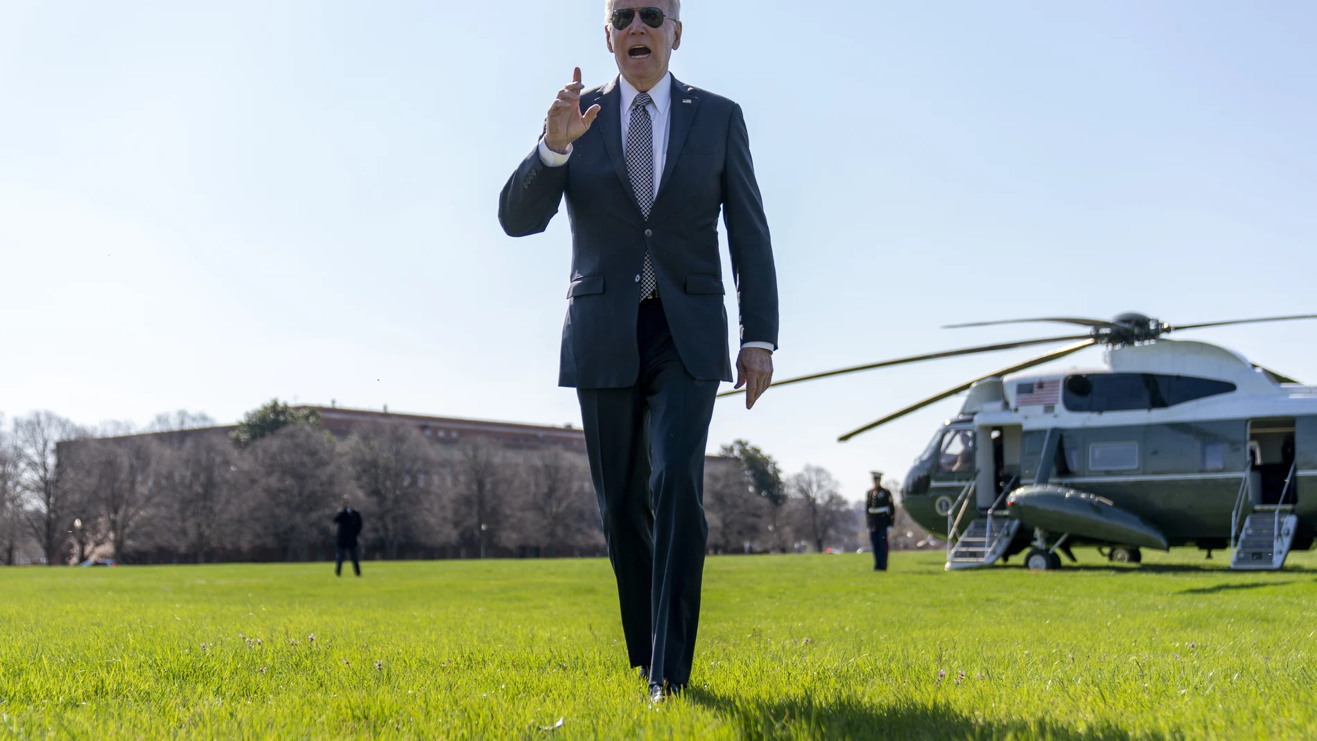 El presidente Joe Biden atiende a los medios a su llegada a Washington