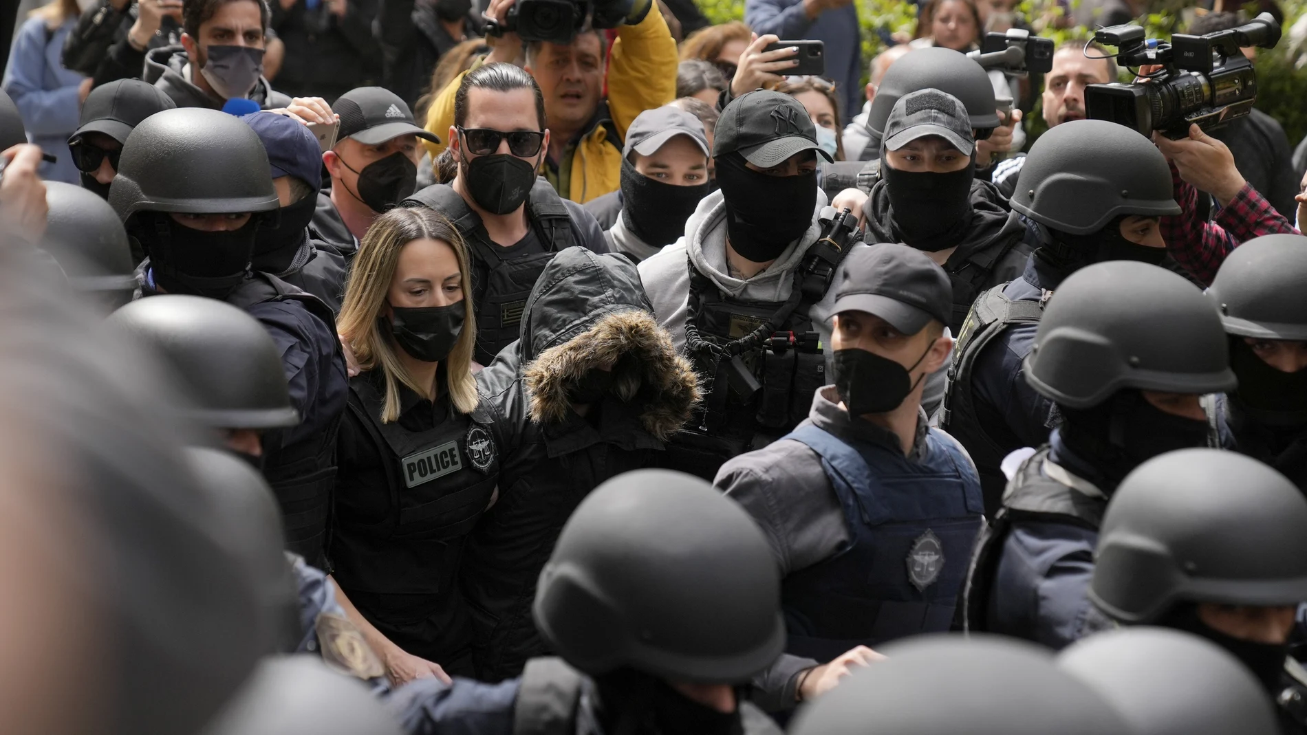 La madre de 33 años es rodeada por un fuerte dispositivo policial desplegado para protegerla de los manifestantes que se habían concentrado ante el tribunal en Atenas