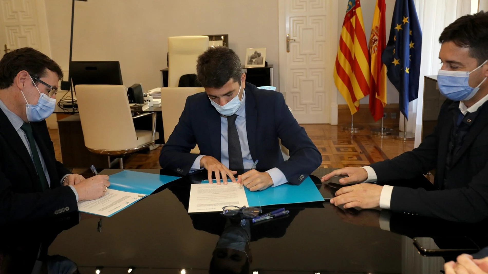 El presidente de la Diputación de Alicante, Carlos Mazón, ha firmado un convenio con el presidente de la Cooperativa Eléctrica San Francisco de Asís de Crevillent, Guillermo Belso