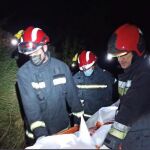 Imagen del momento en el que los bomberos de la Diputación de Castellón rescatan el cuerpo sin vida del hombre