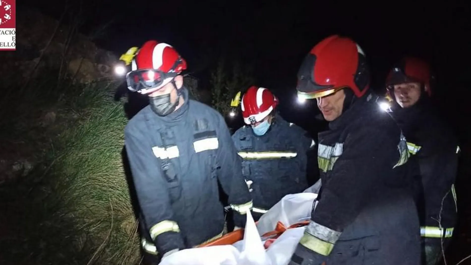 Imagen del momento en el que los bomberos de la Diputación de Castellón rescatan el cuerpo sin vida del hombre