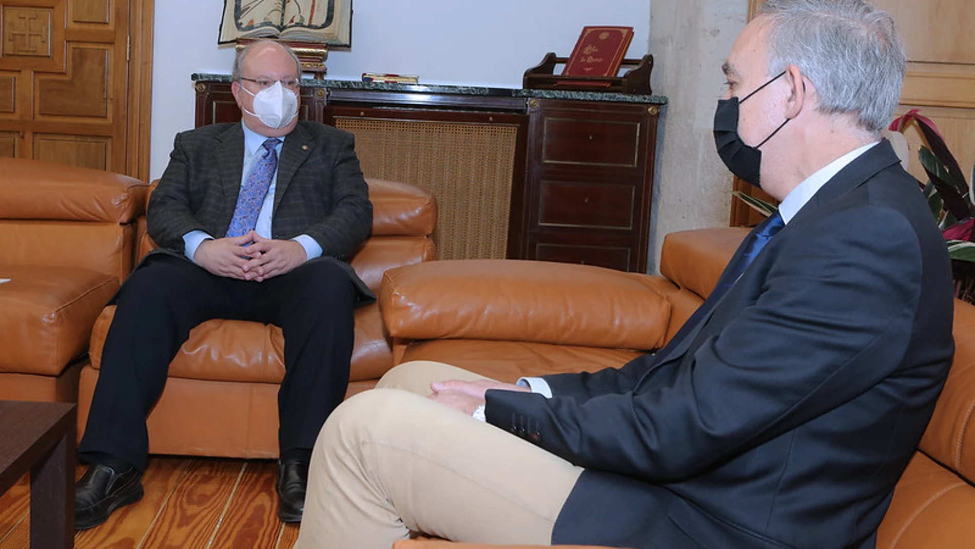 El presidente del CES de Castilla y León, Enrique Cabero, y el rector de la Universidad de Valladolid, Antonio Largo, durante el encuentro que han mantenido hoy