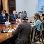 El presidente de la Generalitat, Ximo Puig (i), durante la reunión mantenida este lunes con representantes de la Federación Mediterránea de Estaciones de Servicio