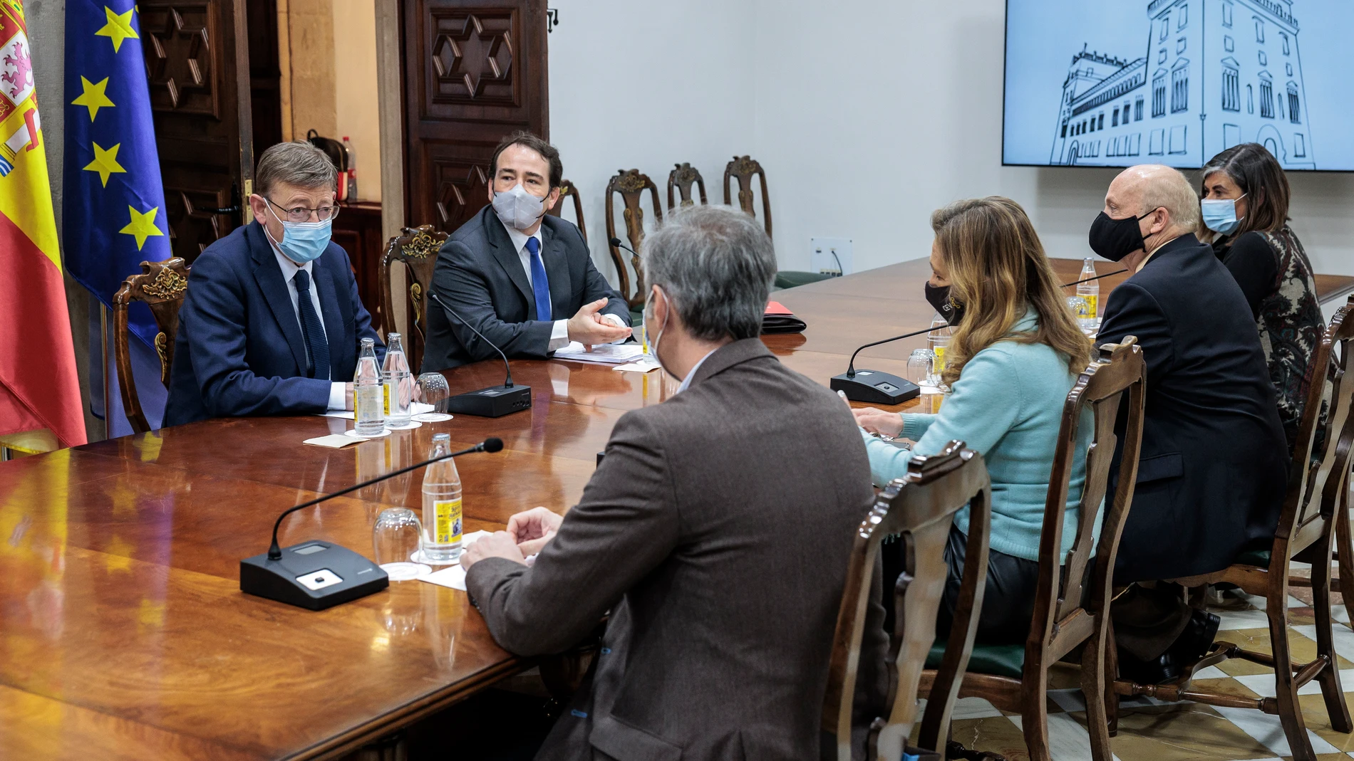 El presidente de la Generalitat, Ximo Puig (i), durante la reunión mantenida este lunes con representantes de la Federación Mediterránea de Estaciones de Servicio