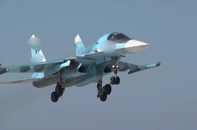 Así es el cazabombardero ruso Su-34 que lucha en Ucrania, un 