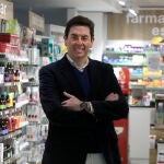 Manuel Martínez del Peral en su oficina de farmacia
