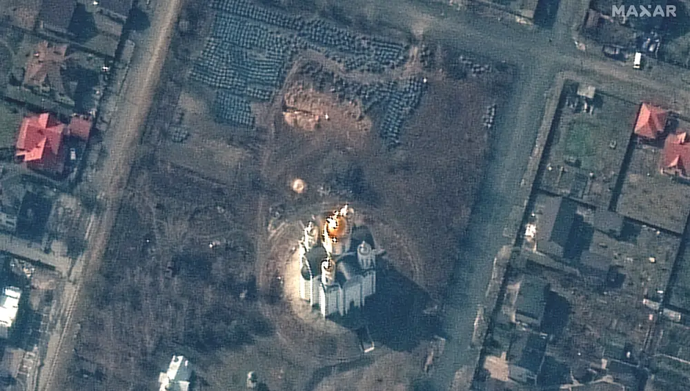Una imagen de satélite proporcionada por Maxar Technologies muestra una probable fosa común cerca de la Iglesia de San Andrés y Pyervozvannoho en Bucha