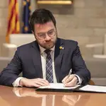El president de la Generalitat, Pere Aragonès, firma el decreto de impulso de la convocatoria de la consulta JJOO de Invierno de 2030