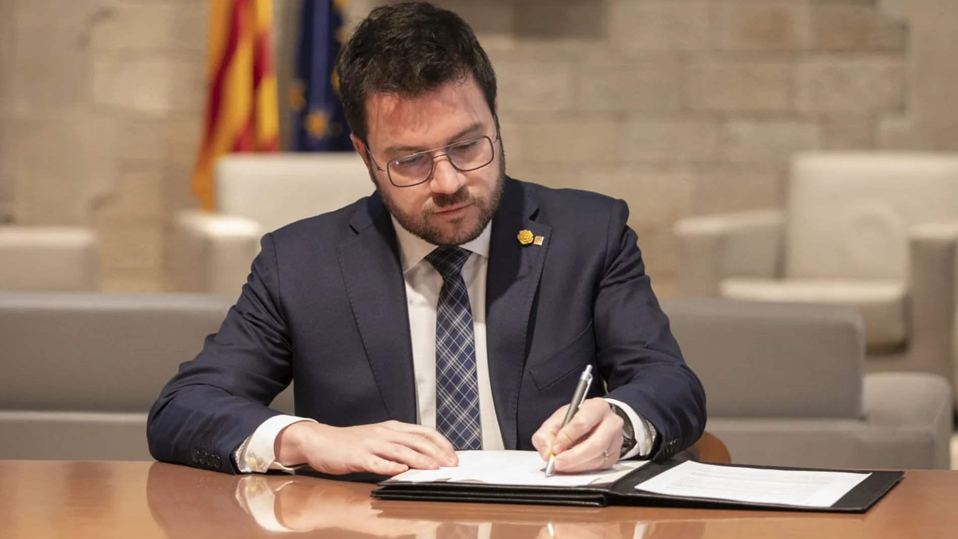 El president de la Generalitat, Pere Aragonès, firma el decreto de impulso de la convocatoria de la consulta JJOO de Invierno de 2030